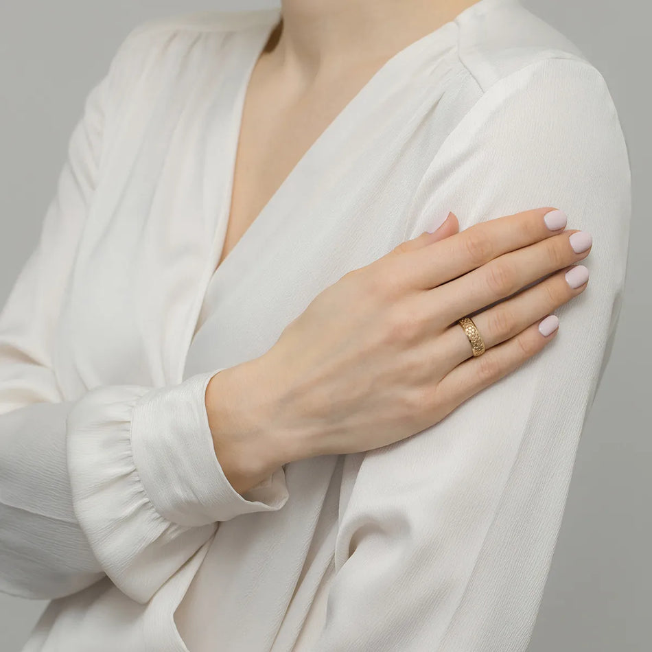 Goldring mit durchbrochenen Blumen