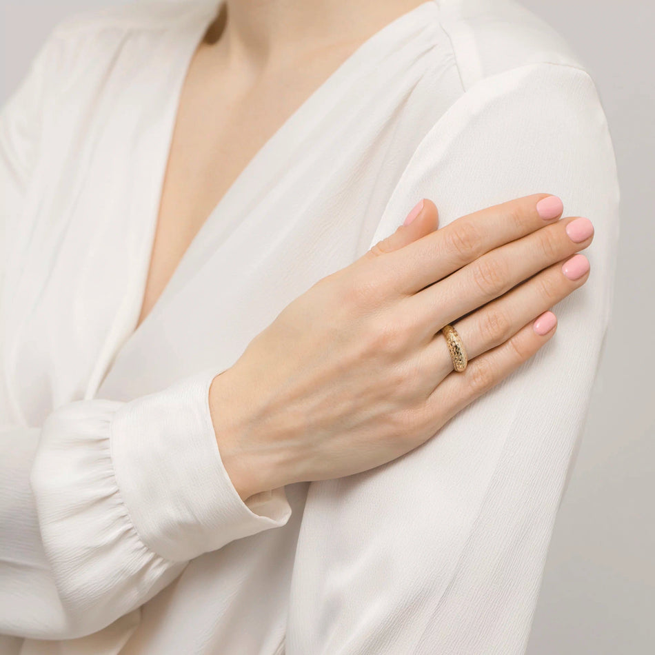 Goldener diamantgeschliffener Ring