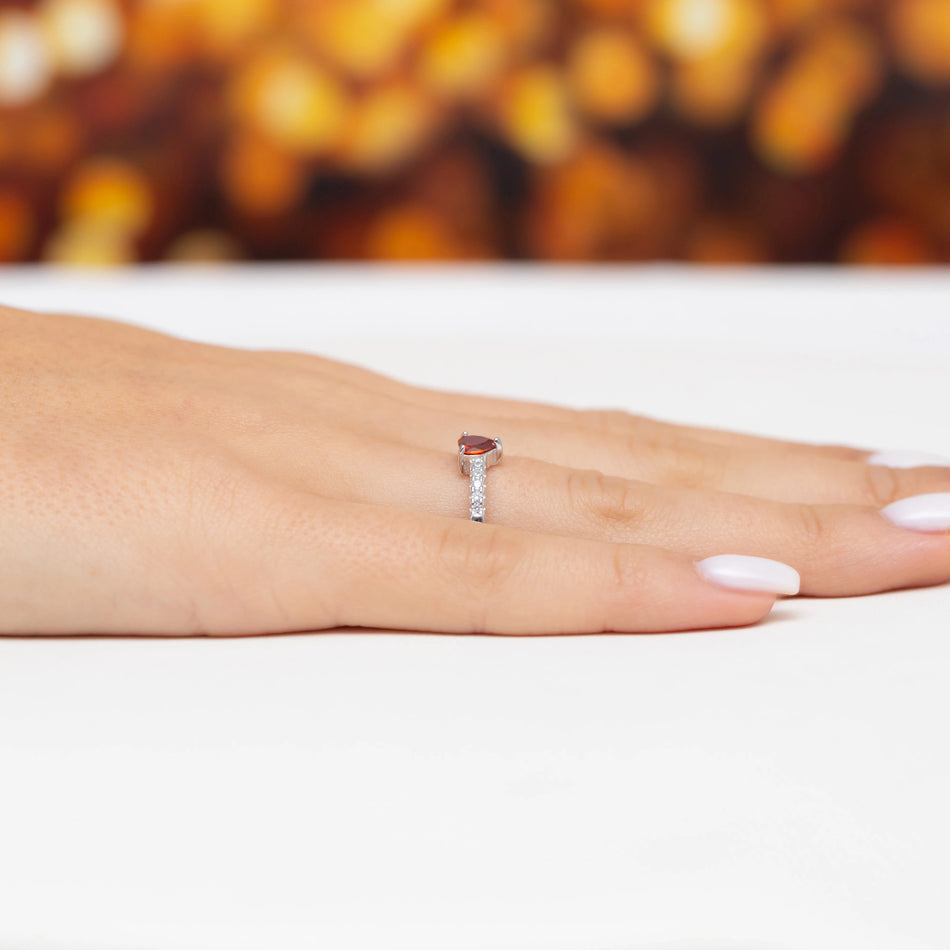 Silberring mit rotem Zirkonia