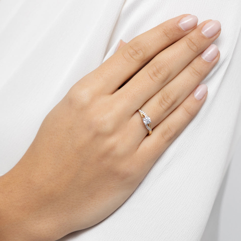 Goldring mit Zirkonia Wellen