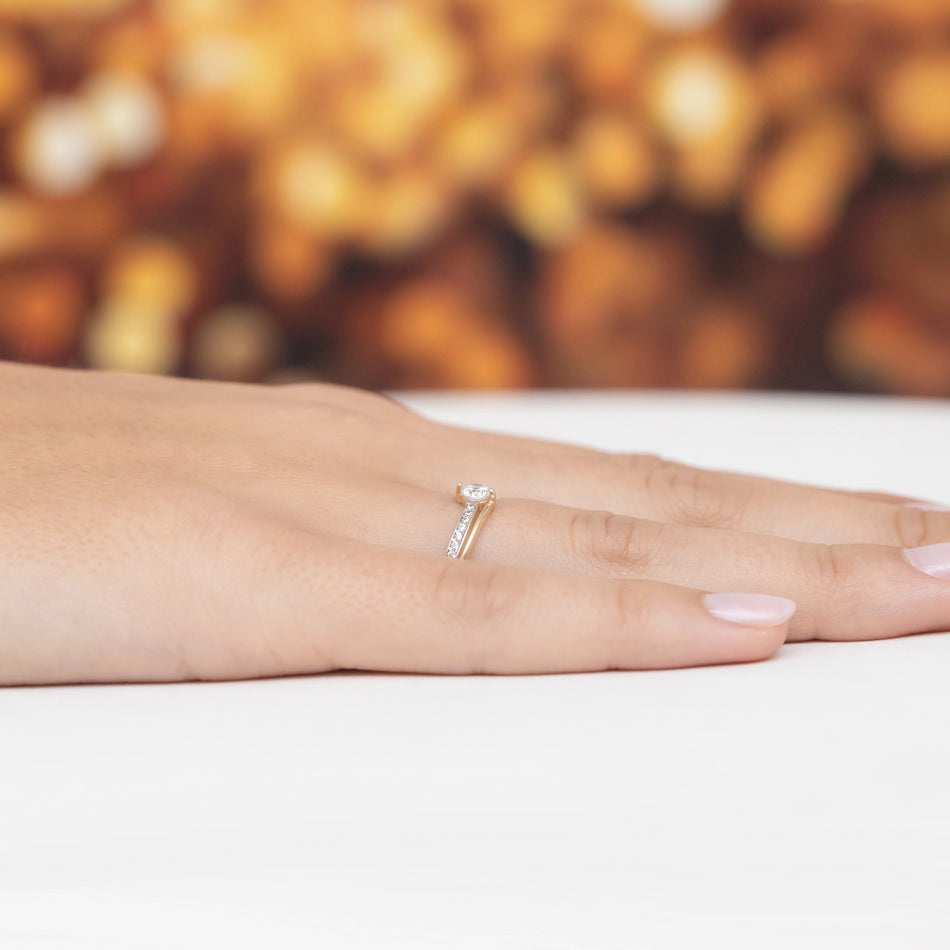 Goldring mit Zirkonia Wellen