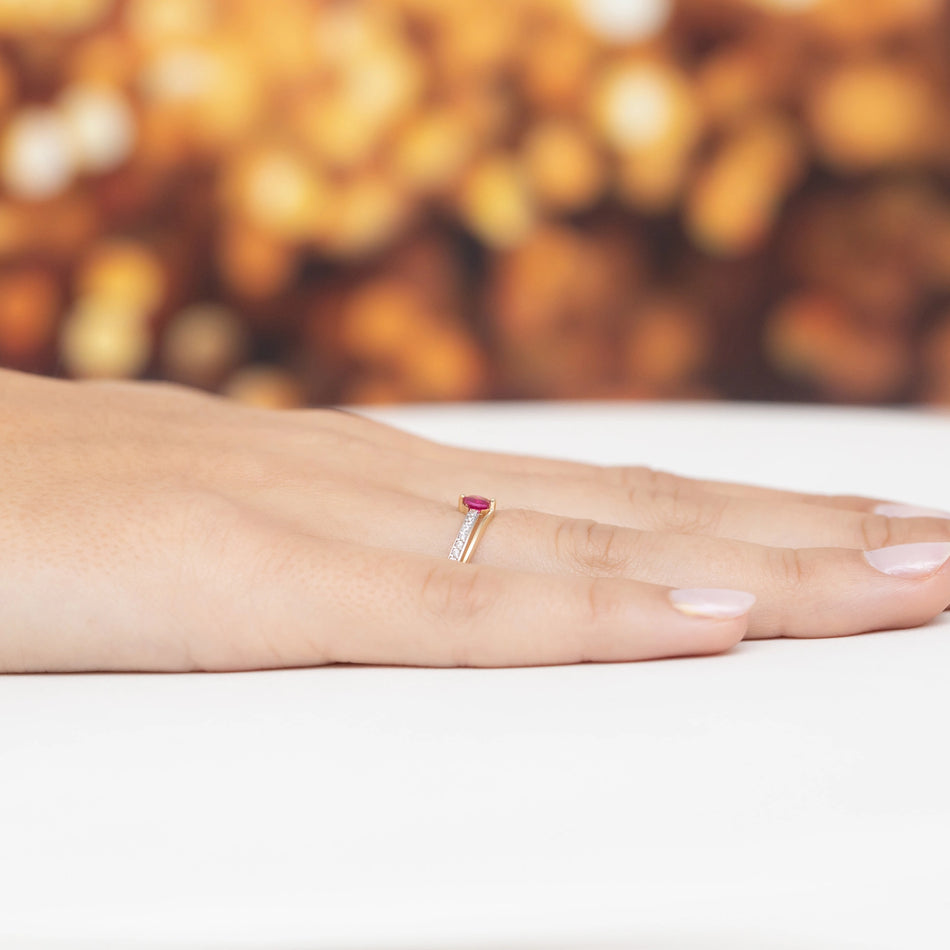 Goldring mit roten Zirkonia-Wellen