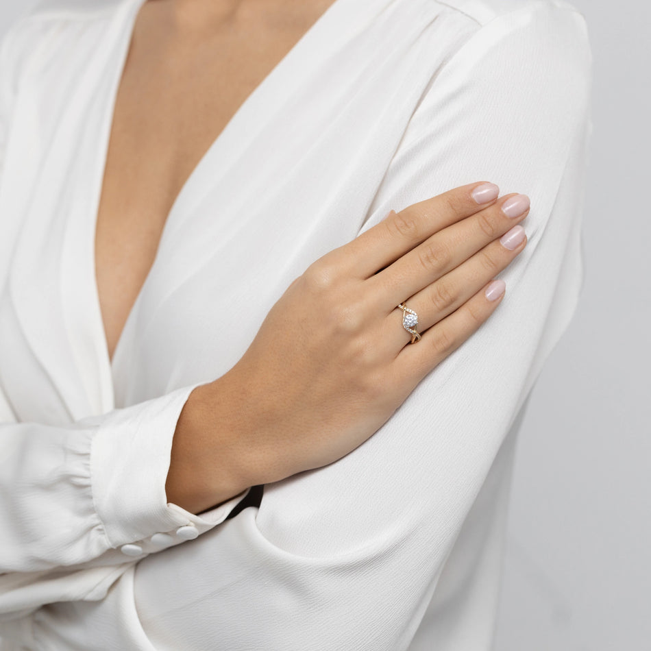 Gold geflochtener Ring mit Zirkonia