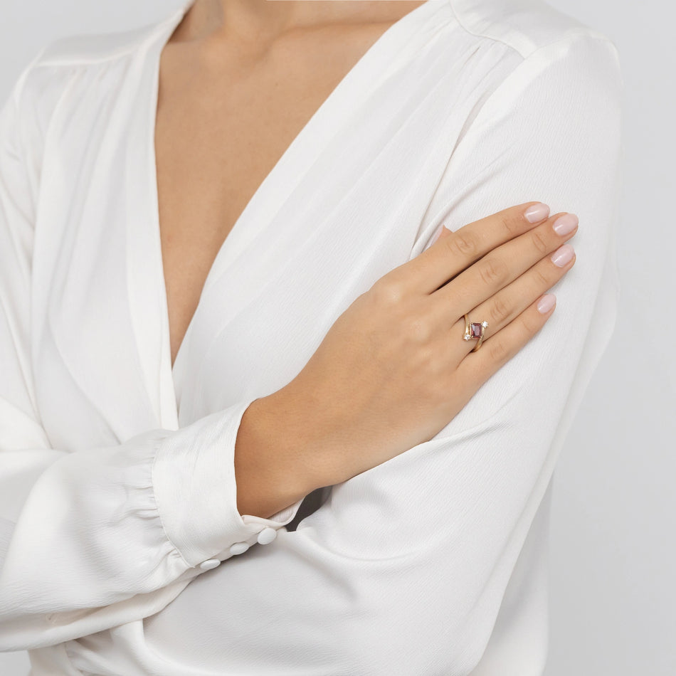 Goldring mit rotem Zirkonia