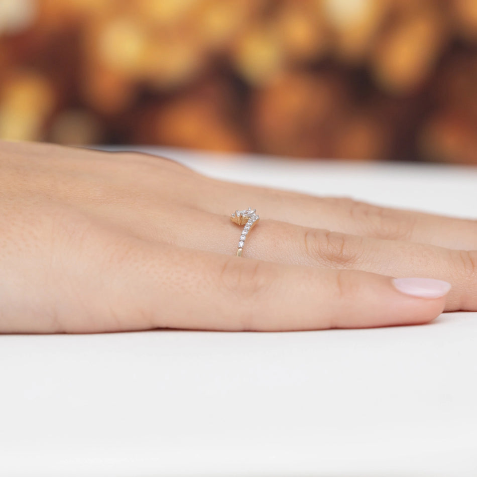 Dezenter Goldring mit Zirkonia