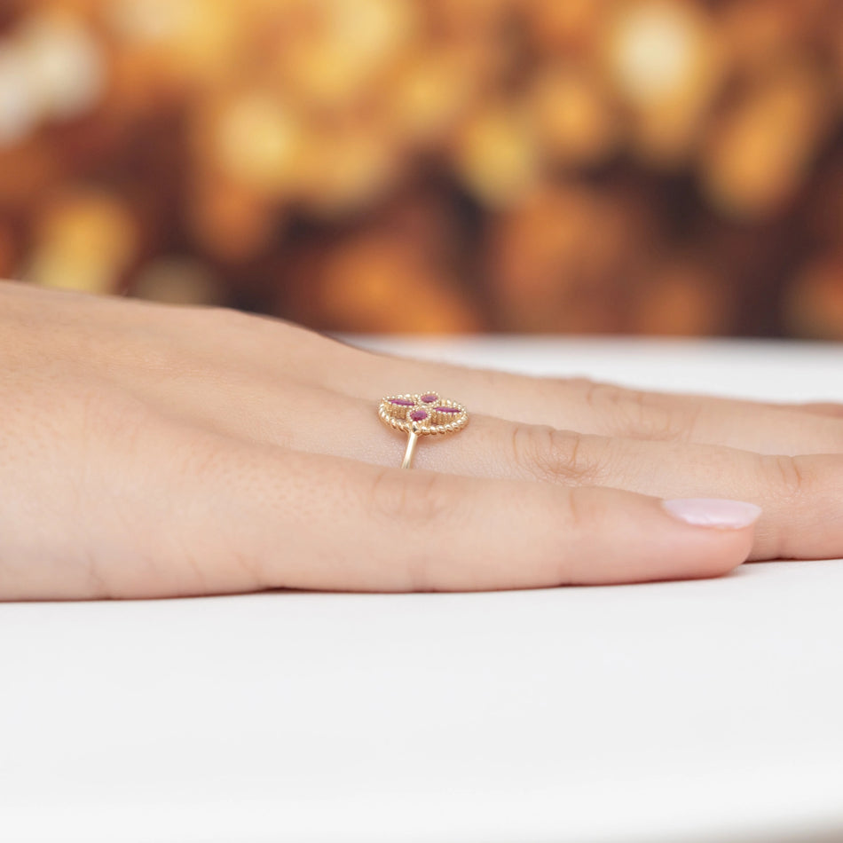 Goldring mit roter Zirkonia-Blume