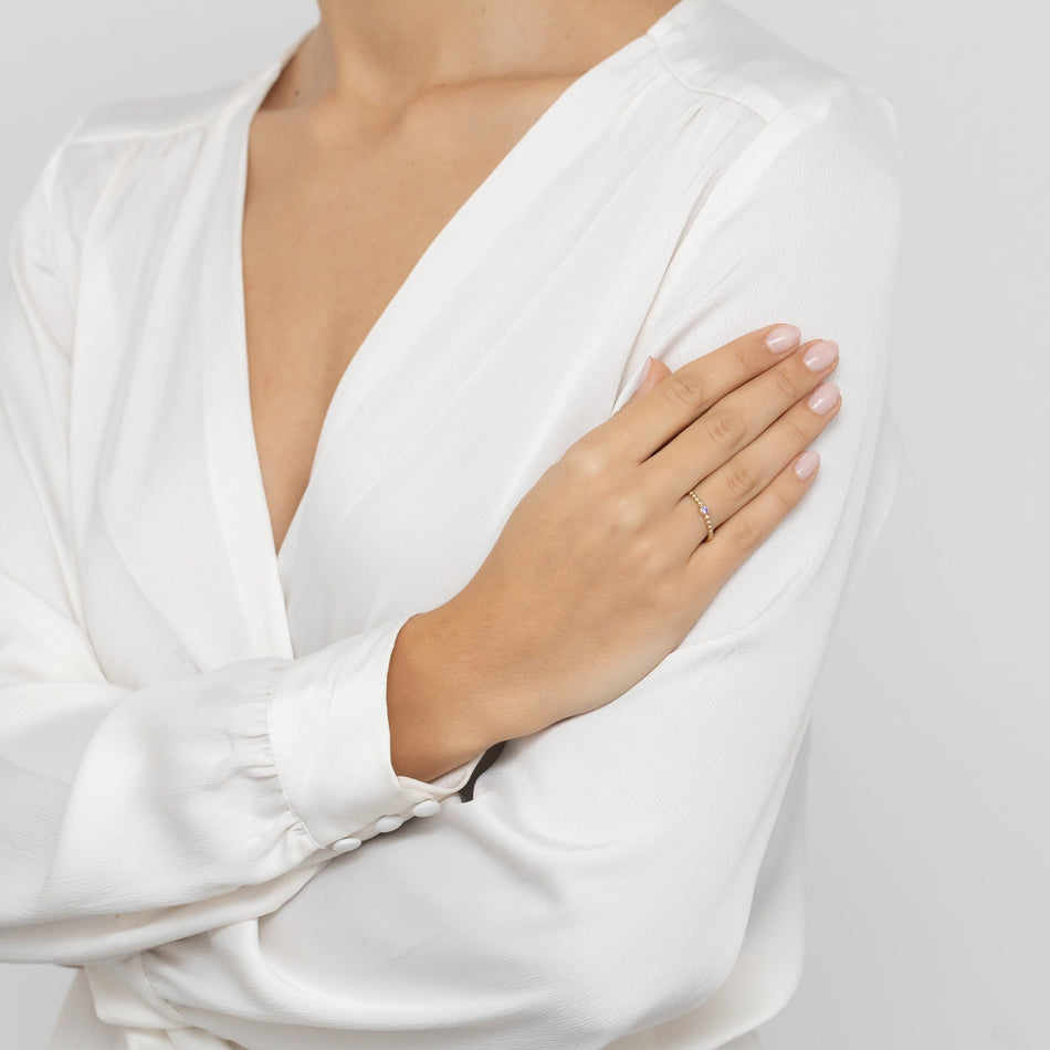 Goldring mit violetten Zirkonia-Perlen