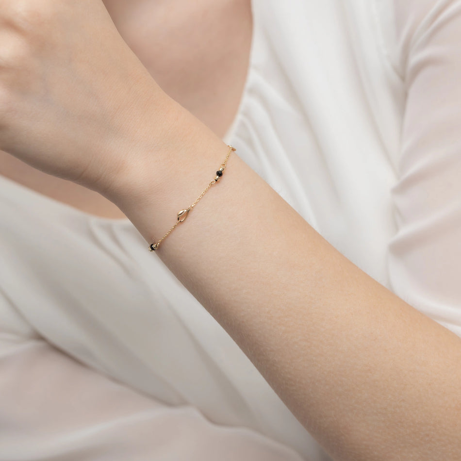 Goldarmband mit Herz, Perlen und schwarzen Steinen