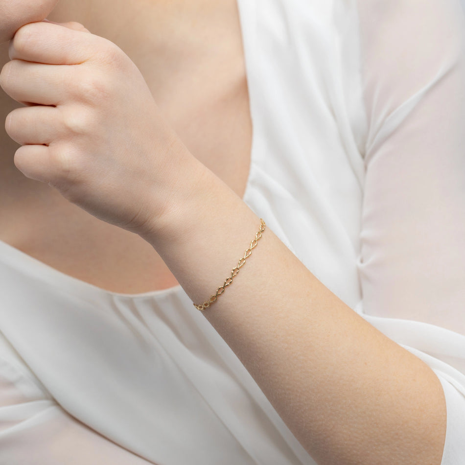 Elegantes Goldarmband mit ungewöhnlicher Webart