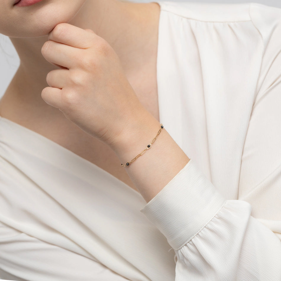 Goldarmband mit Gliedern und schwarzem Zirkonia