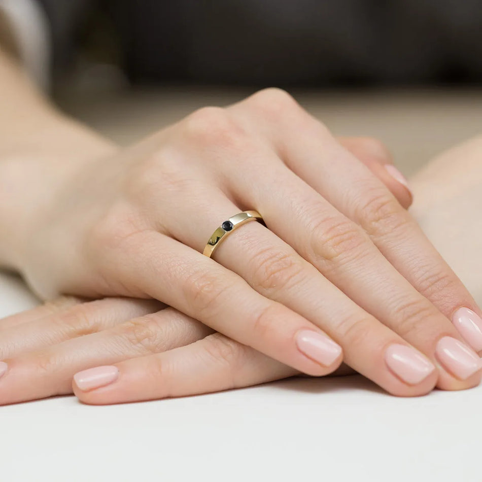 Goldring mit schwarzem Zirkonia