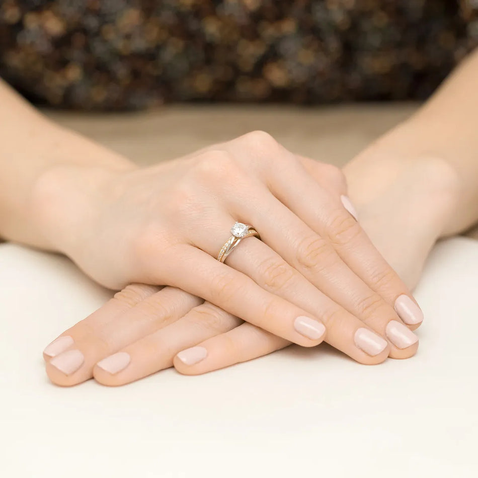 Zweifarbiger Goldgeflecht-Ring mit Zirkonia