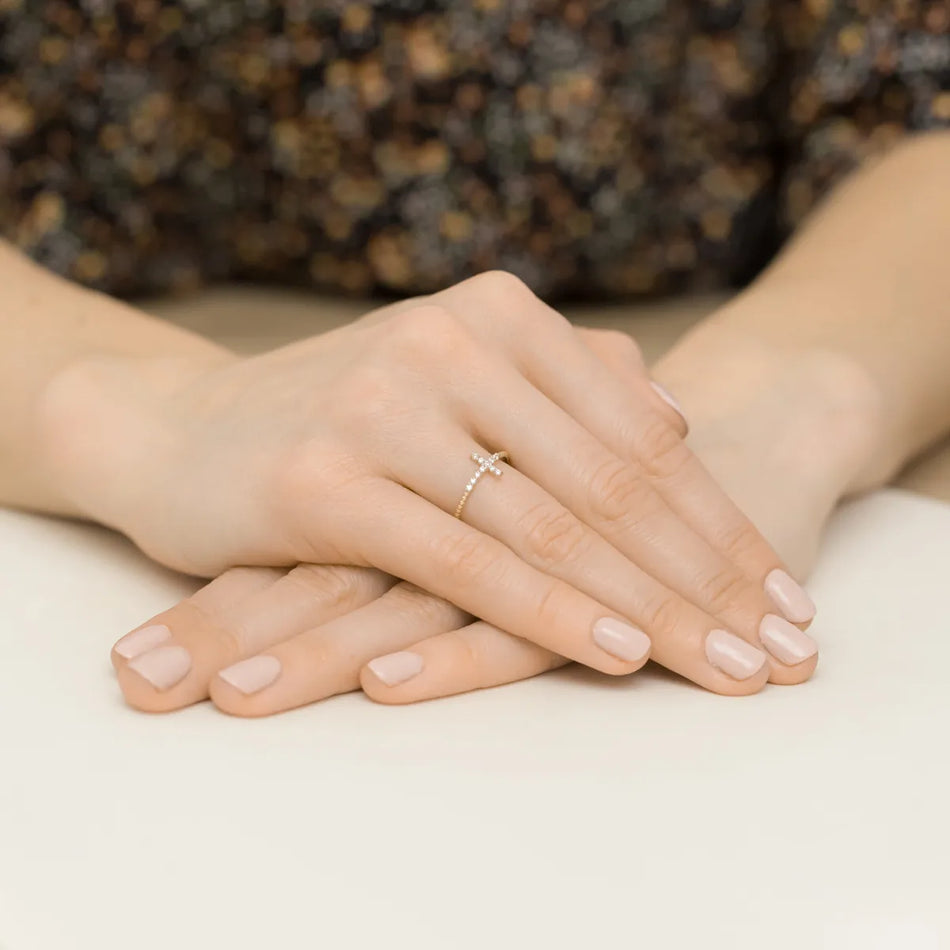 Goldring mit Zirkonia-Perlenkreuz