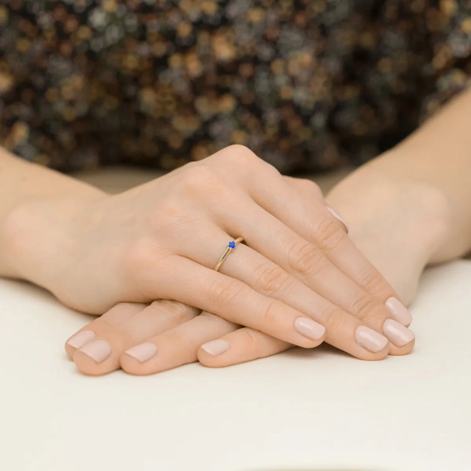 Goldring mit dunkelblauem Zirkonia