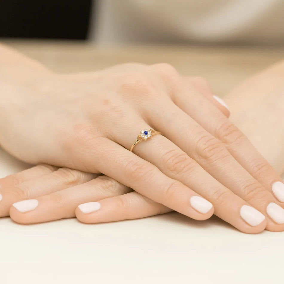 Goldring mit Zirkonia-Blume