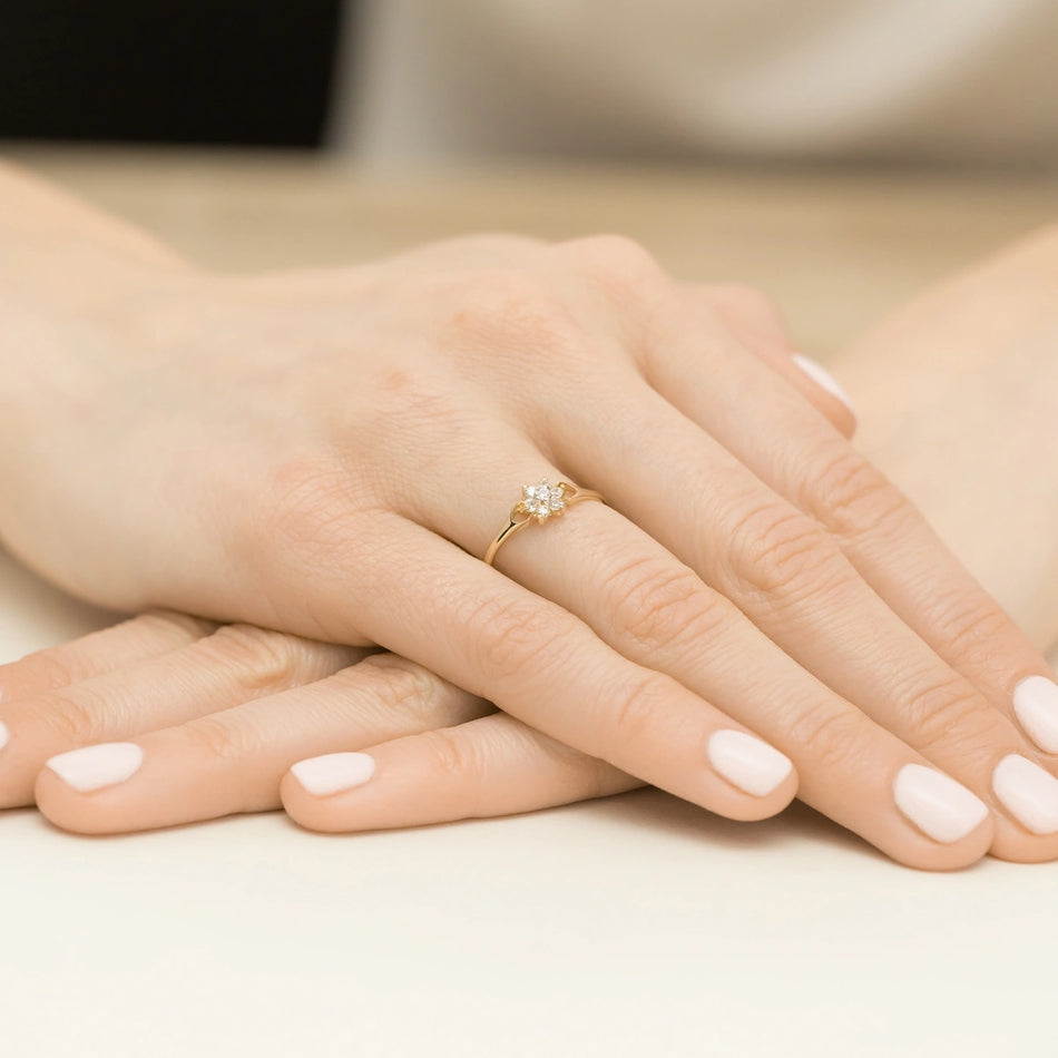 Goldring mit Zirkonia-Blume