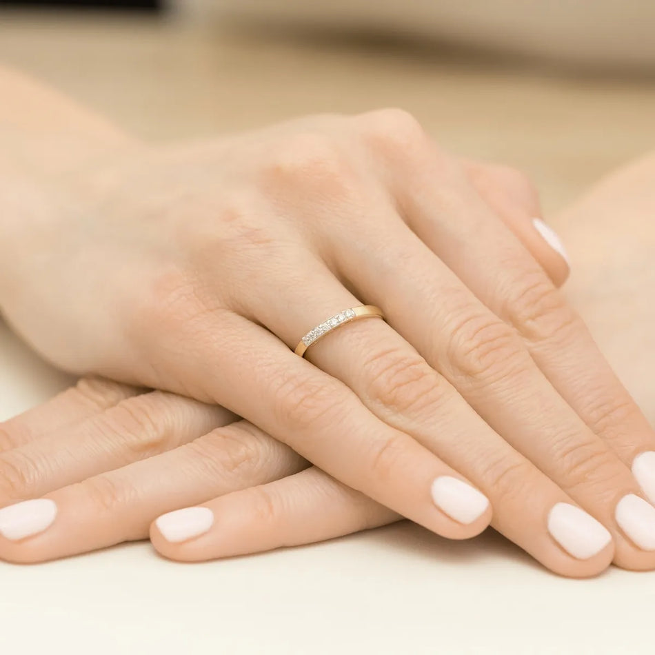 Dezenter Goldring mit Zirkonia