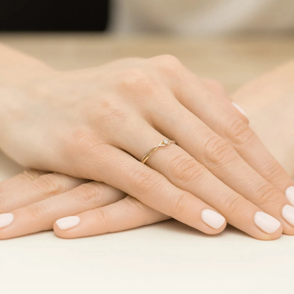 Zweifarbiger Goldgeflecht-Ring mit Zirkonia