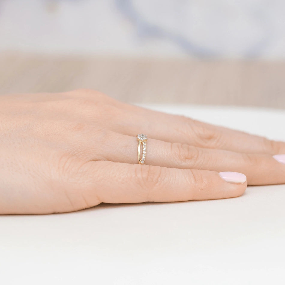 Goldring mit Zirkonia-Blume