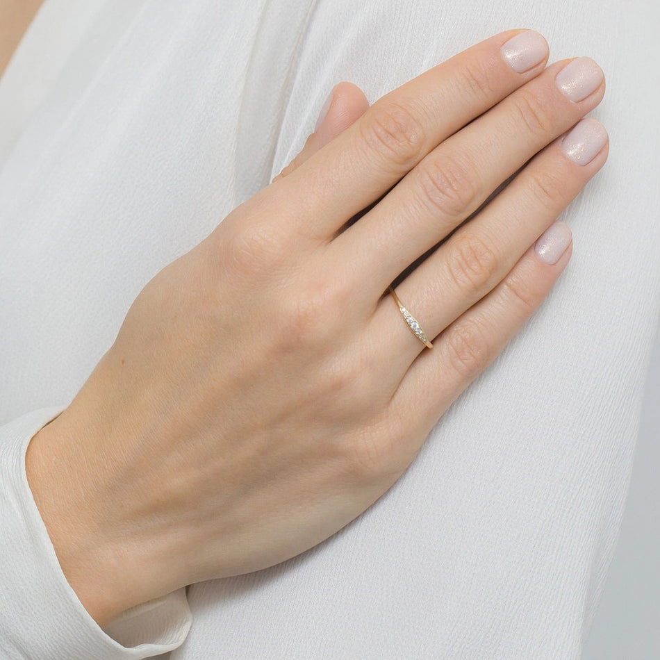 Dezenter Goldring mit Zirkonia