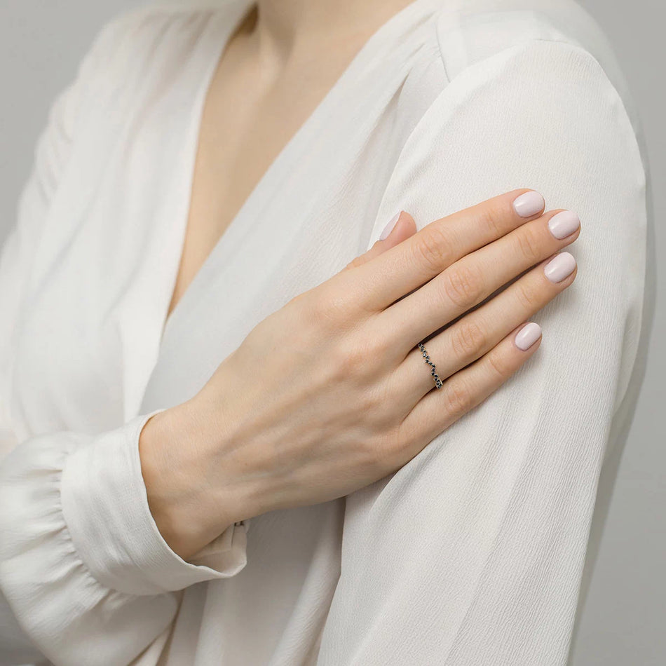 Goldring mit schwarzer Zirkonia-Zickzackform