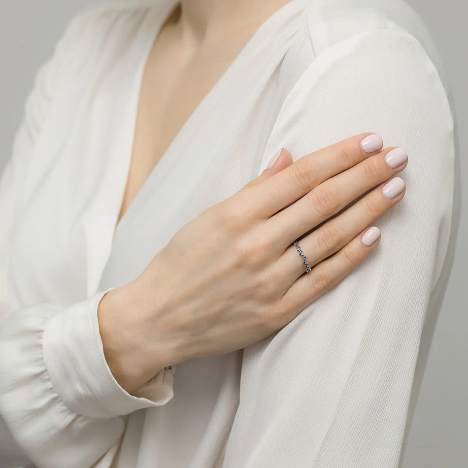 Goldring mit dunkelblauem Zirkonia-Zickzack