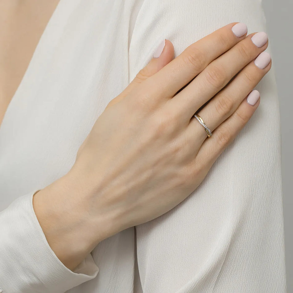 Dezenter Goldring mit Zirkonia-Wellen