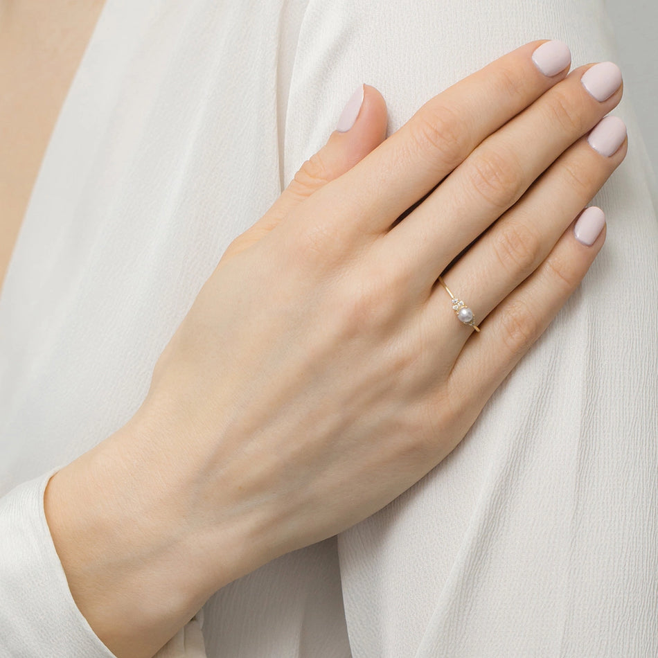 Dezenter Goldring mit Perle und Zirkonia