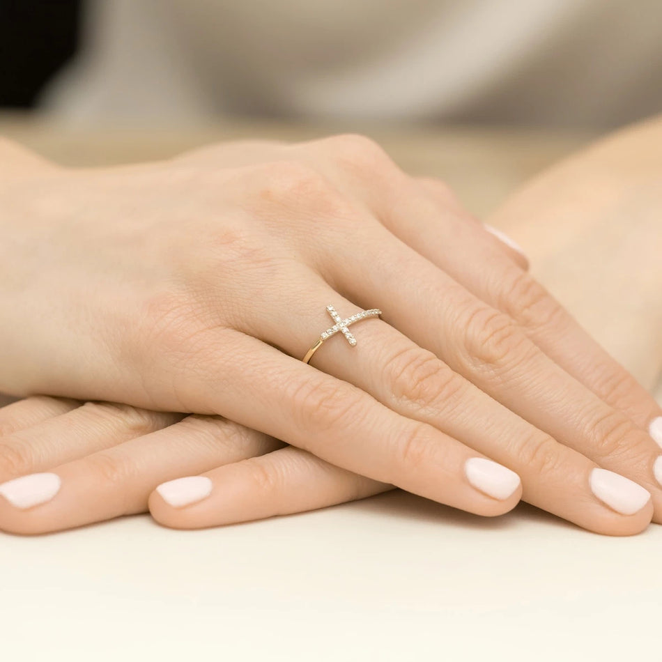 Dezenter Goldring mit Zirkonia-Kreuz