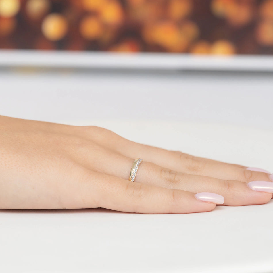 Dezenter Goldring mit Zirkonia