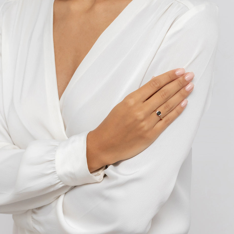 Goldring mit schwarzem Zirkonia