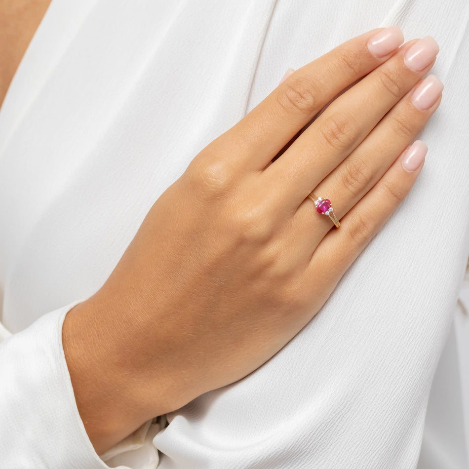 Goldring mit rotem Zirkonia