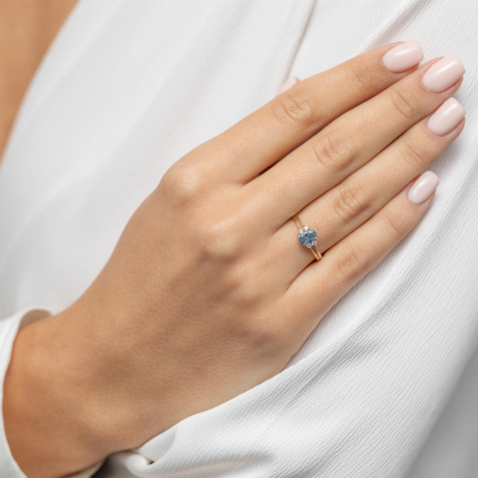 Goldring mit blauem Zirkonia