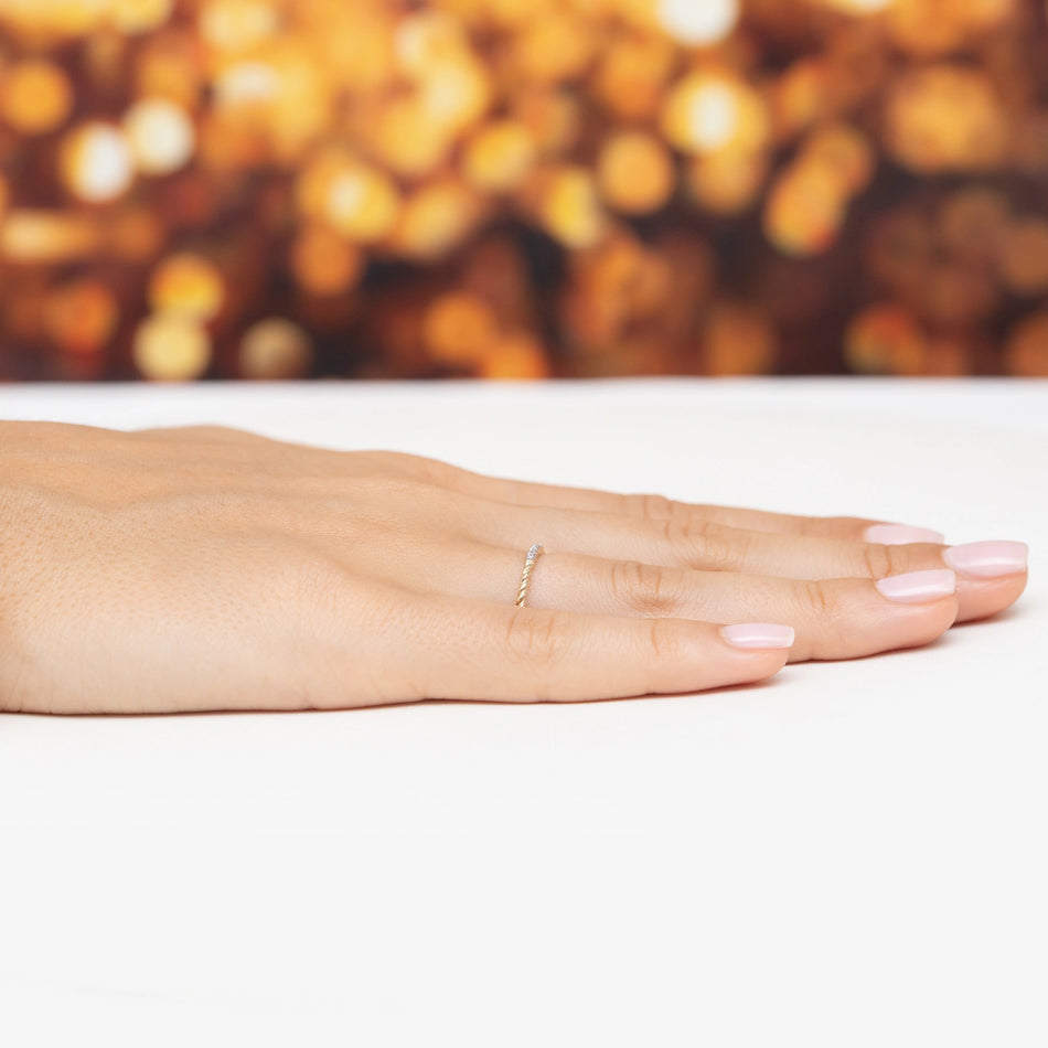 Gold geflochtener Ring mit Zirkonia