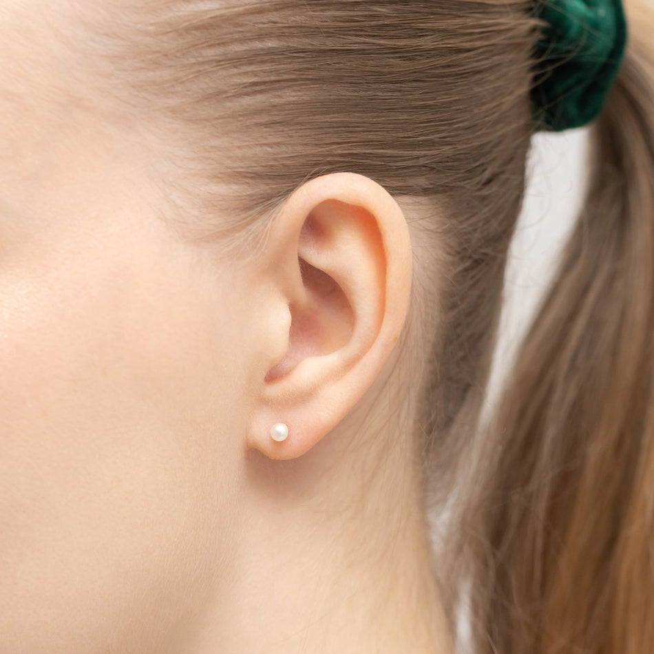 Vergoldete Silber Ohrstecker mit synthetischer Perle