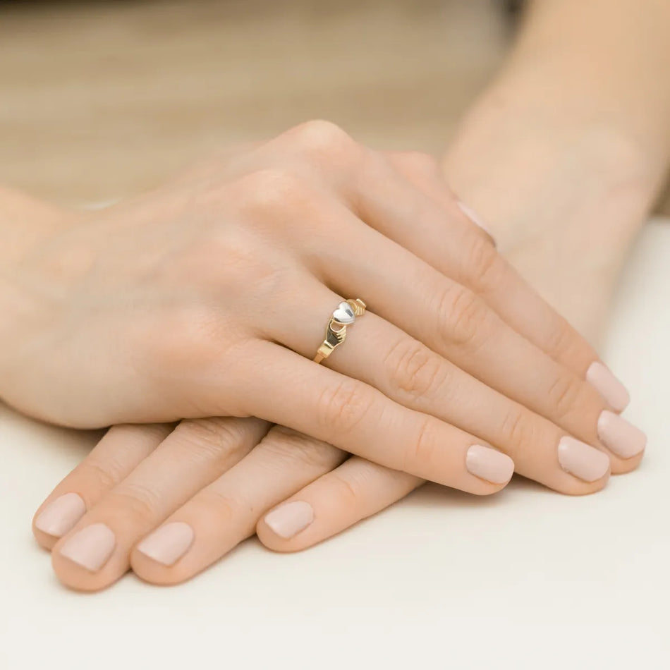 Goldring Herz in Händen