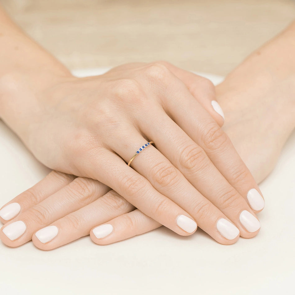 Goldring mit blauem Zirkonia