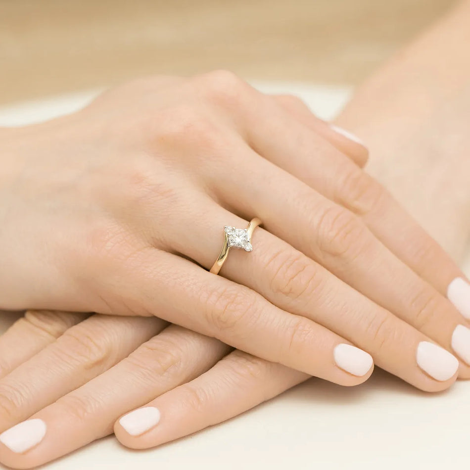 Goldring mit 0,60 ct weißem Saphir und Diamanten