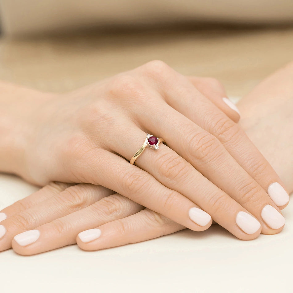 Goldring mit 0,60 ct Rubin und Diamanten