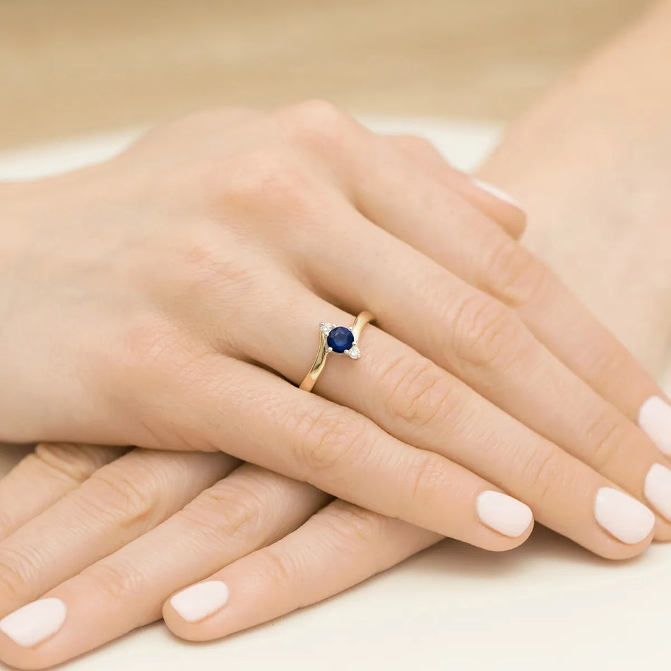 Gold Ring with 0.50ct Sapphire and Diamonds