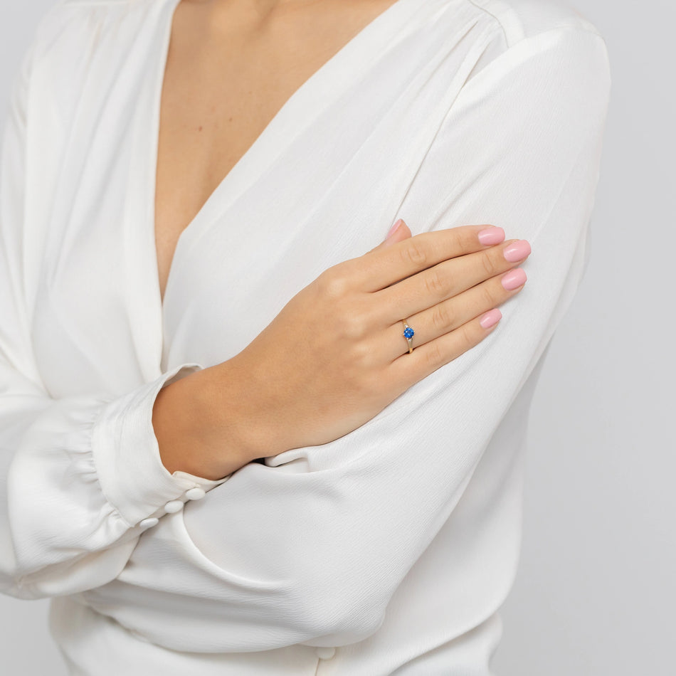 Goldring mit dunkelblauem Zirkonia