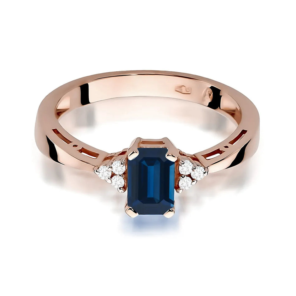 Gold Ring with 0.60ct Sapphire and Diamonds