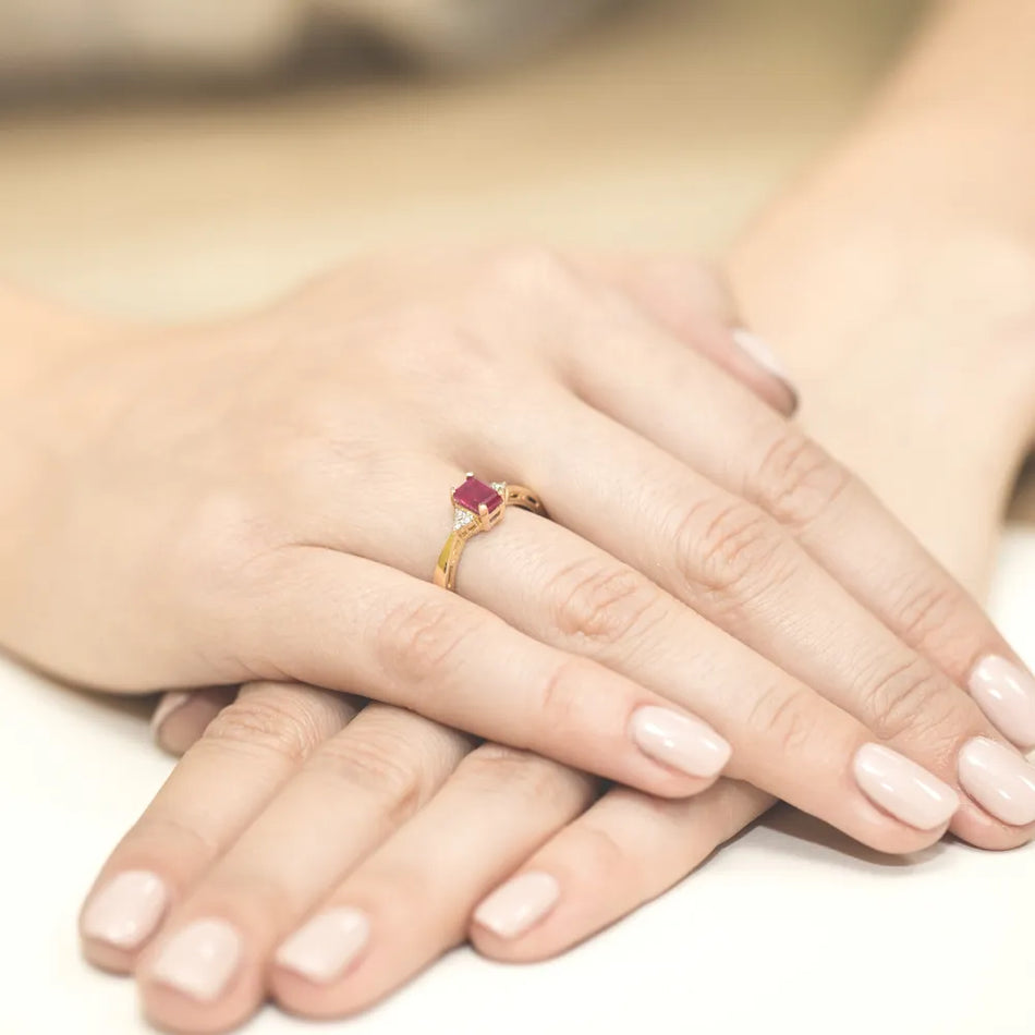 Goldring mit 0,80 ct Rubin und Diamanten