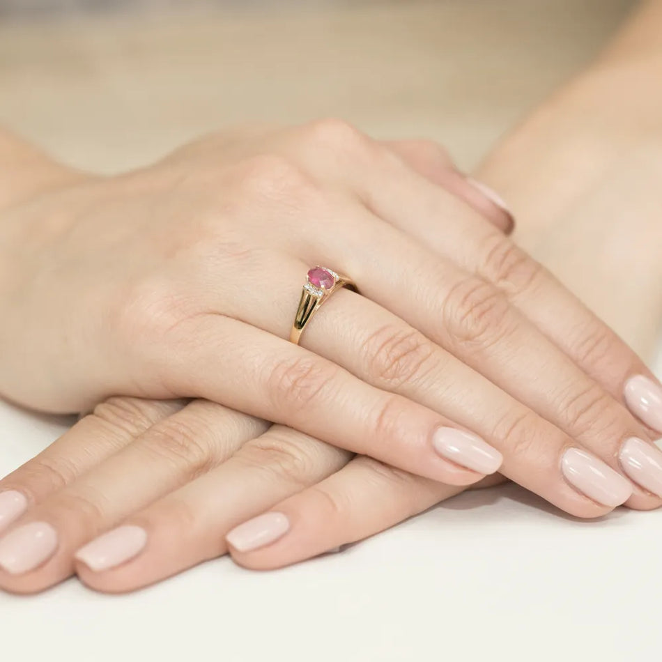 Goldring mit 0,60 ct Rubin und Diamanten