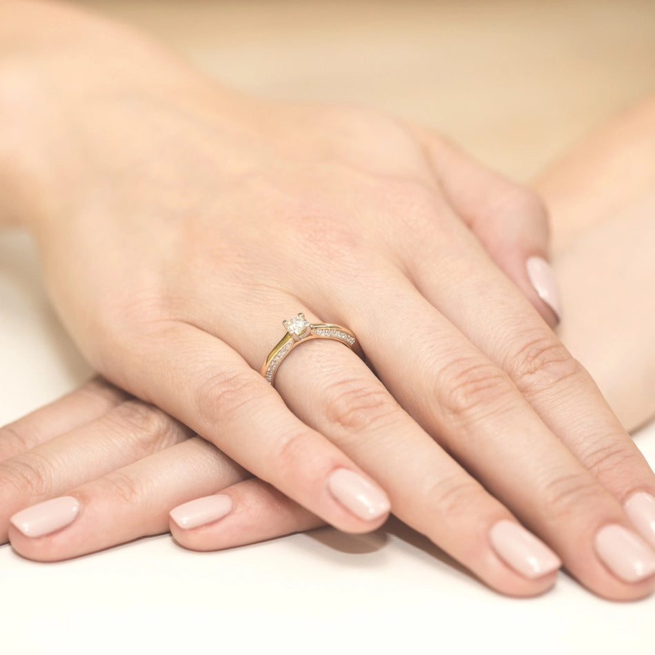 Goldring mit 0,30 ct Labrodiamanten, besetzt mit 28 Labrodiamanten