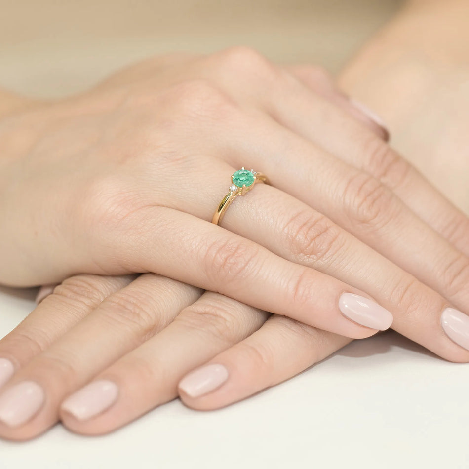 Goldring mit 0,50 ct Smaragd und Diamanten