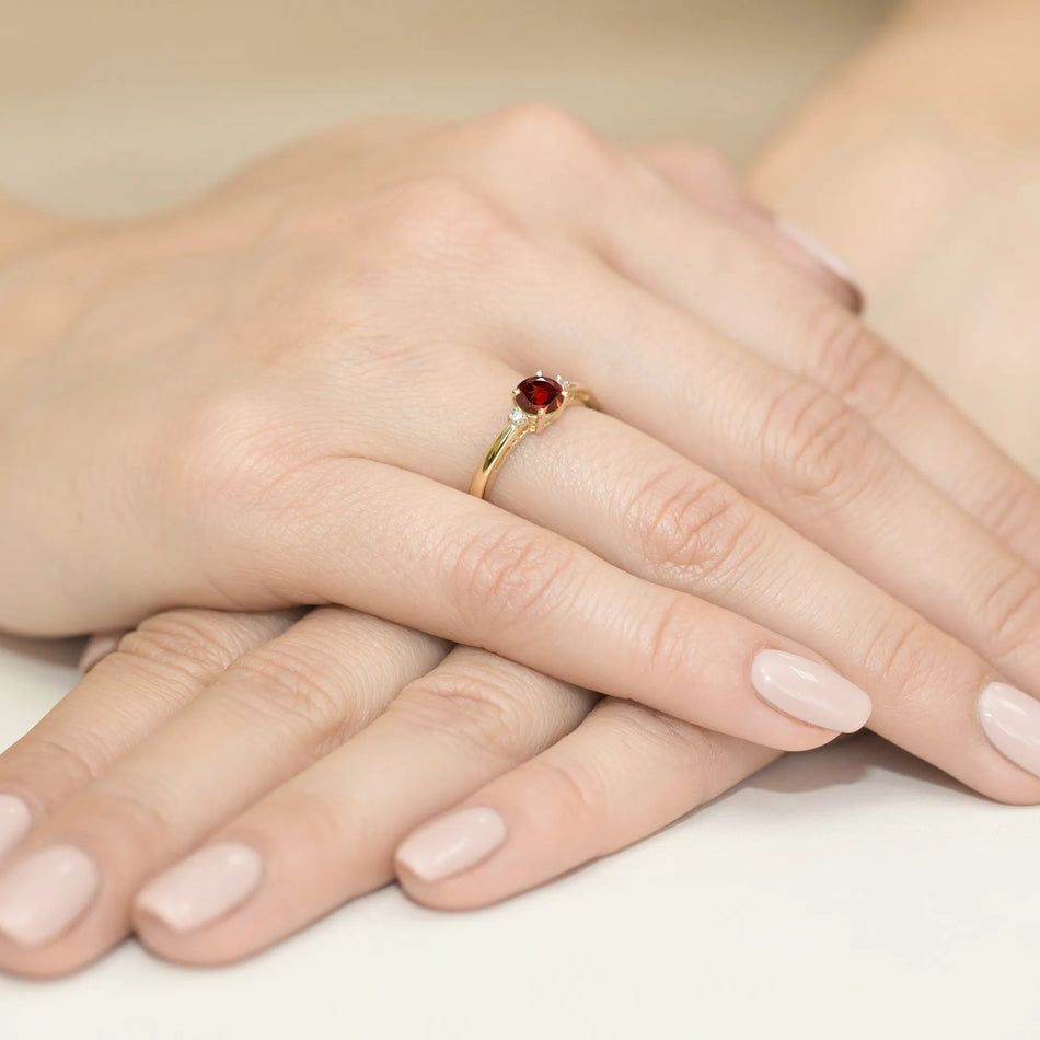 Goldring mit 0,60 ct Granat und Diamanten