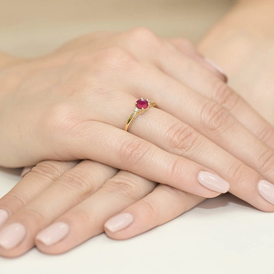 Goldring mit 0,60 ct Rubin und Diamanten