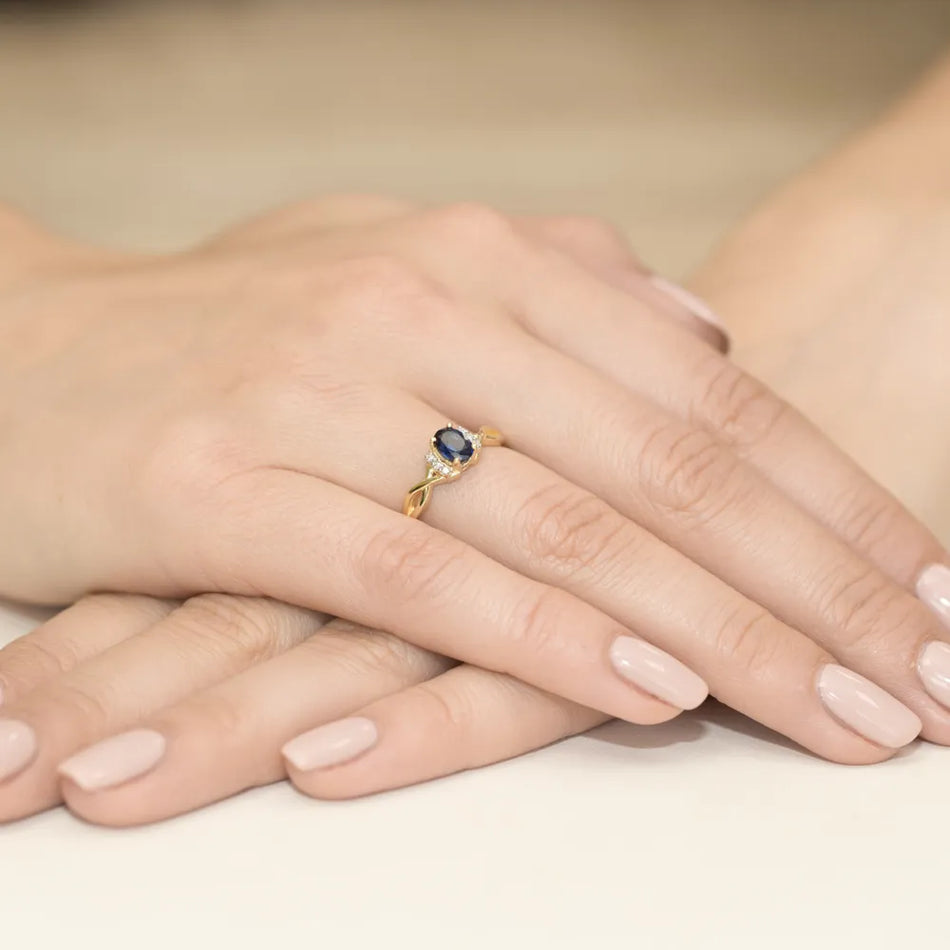 Gold Ring with 0.70ct Sapphire and 0.052ct Diamonds