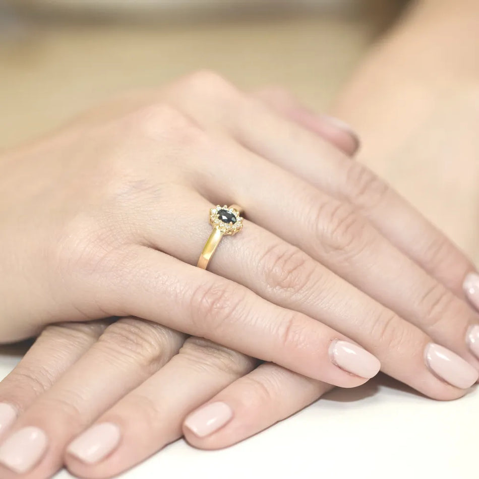 Gold Ring with 0.30ct Sapphire and 0.103ct Diamonds